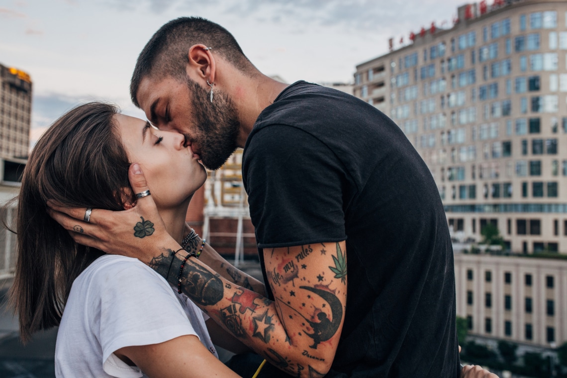 A férjek nem csókolhatják meg a nejük keblét! 5 érdekes tény a csókolózásról