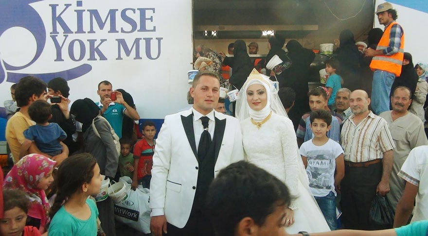 A család helyett a menekülteket etették meg az esküvőjükön – Nézd meg a megható fotókat!