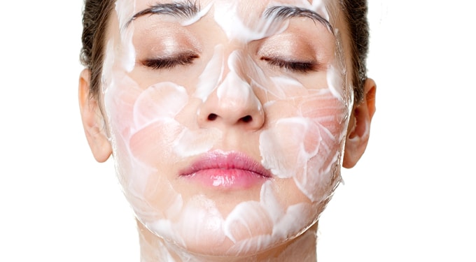 A száraz arcbőr tisztítása lépésről lépésre