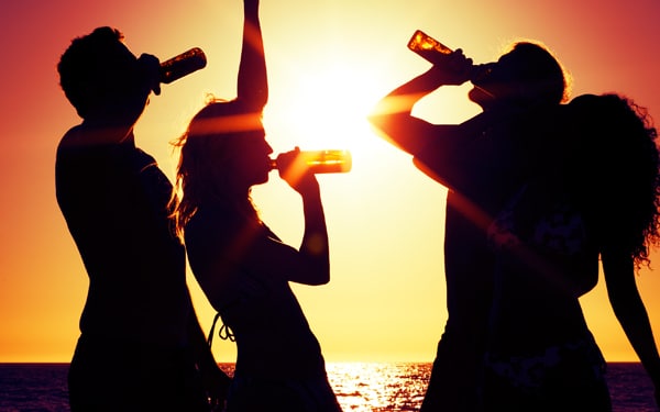 Alkohol, drogok nyaralás alatt: 5 ok, amiért a nyári bulikon se hagyd el magadat