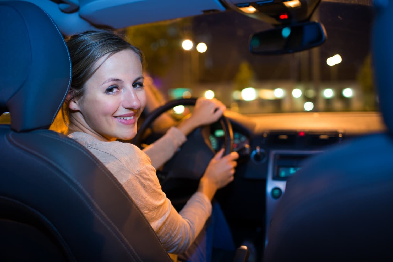 Biztonságos vezetés szürkületkor és sötétben: tippek a jobb látás érdekében