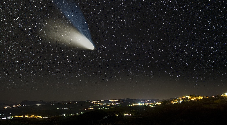 Emberi arcot láttak az üstökösön! Ez a magyarázat a különös jelenségre