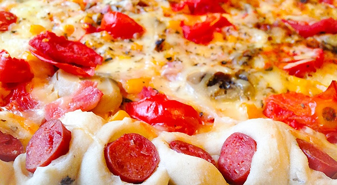 Fejedelmi finomság otthon készítve: pizza virsliszegéllyel