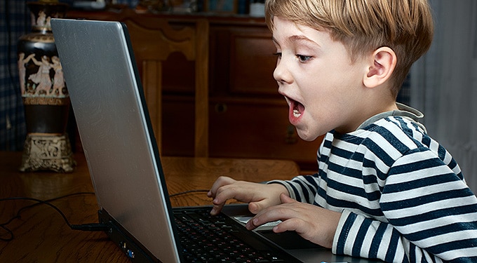 Hogyan védheted meg az internetező gyermeked?