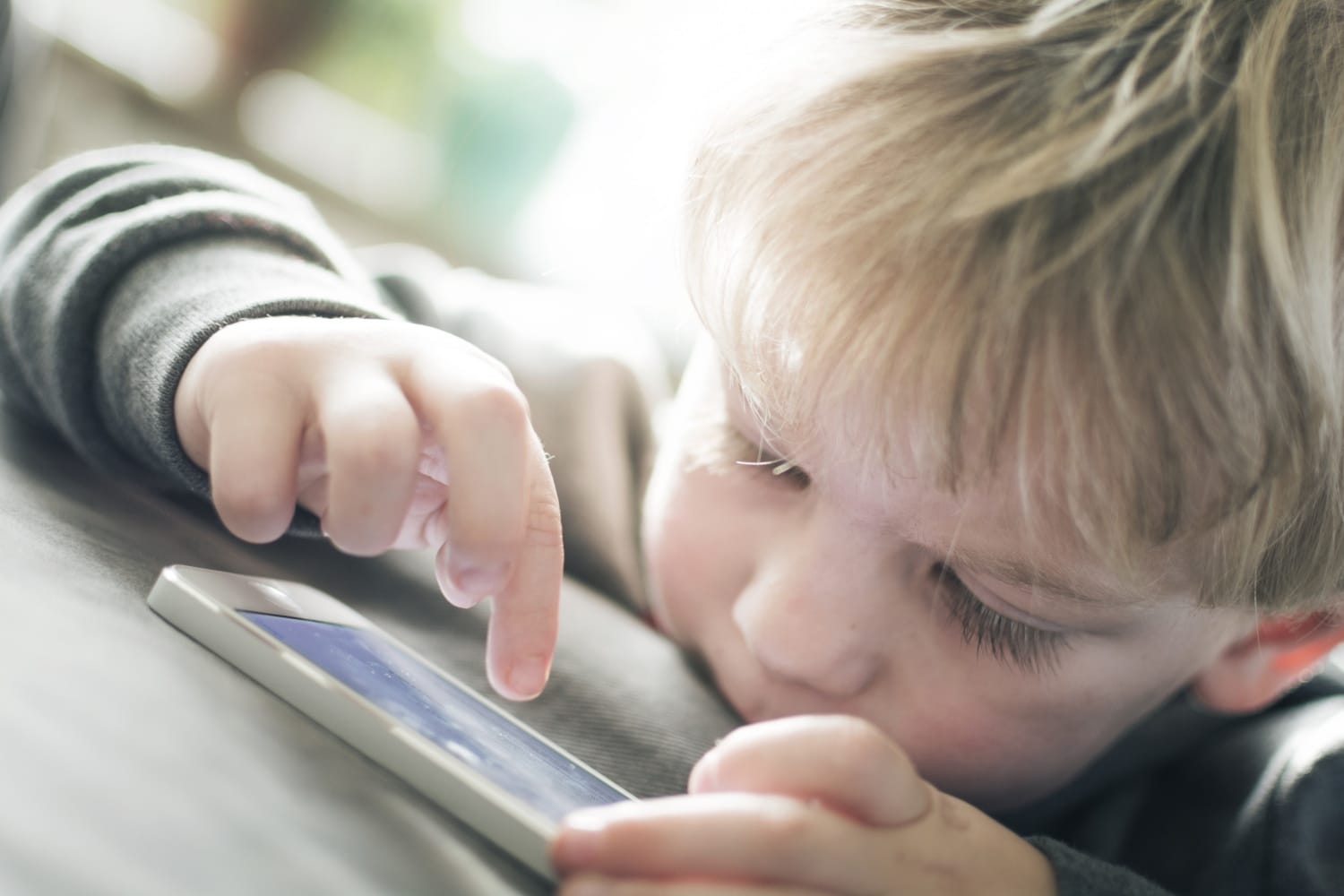 Ilyenkor ne adj a gyerek kezébe telefont: károsíthatja az agyat a tudósok szerint