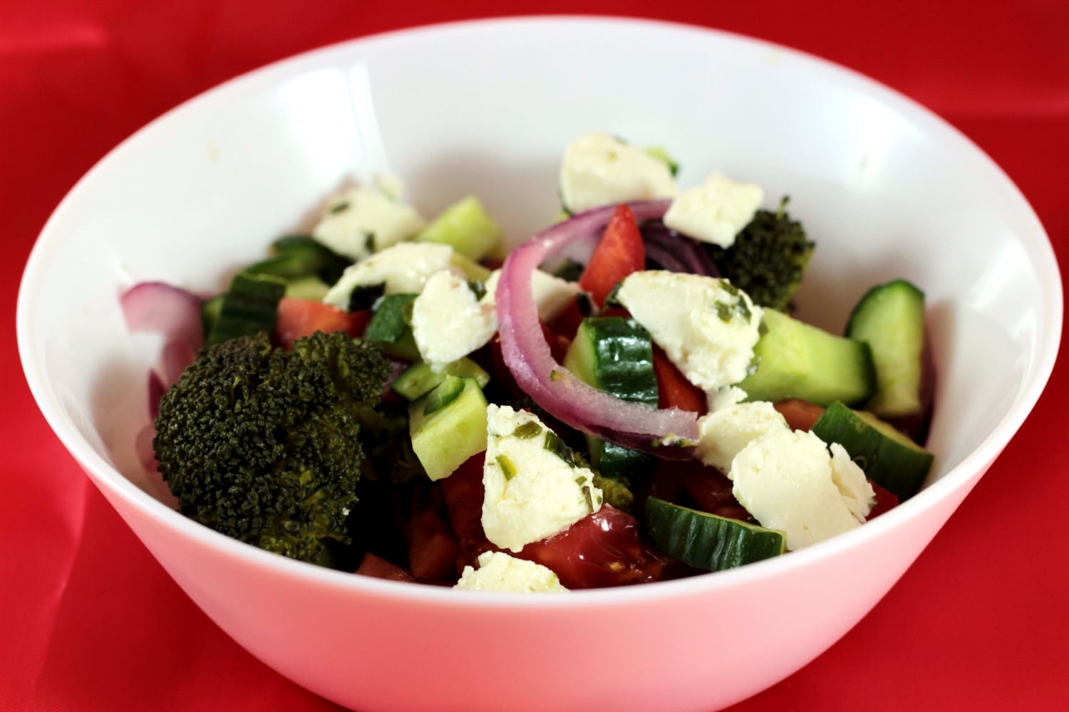 Isteni diétás, húsmentes vacsora: Kecskesajtos brokkoli saláta