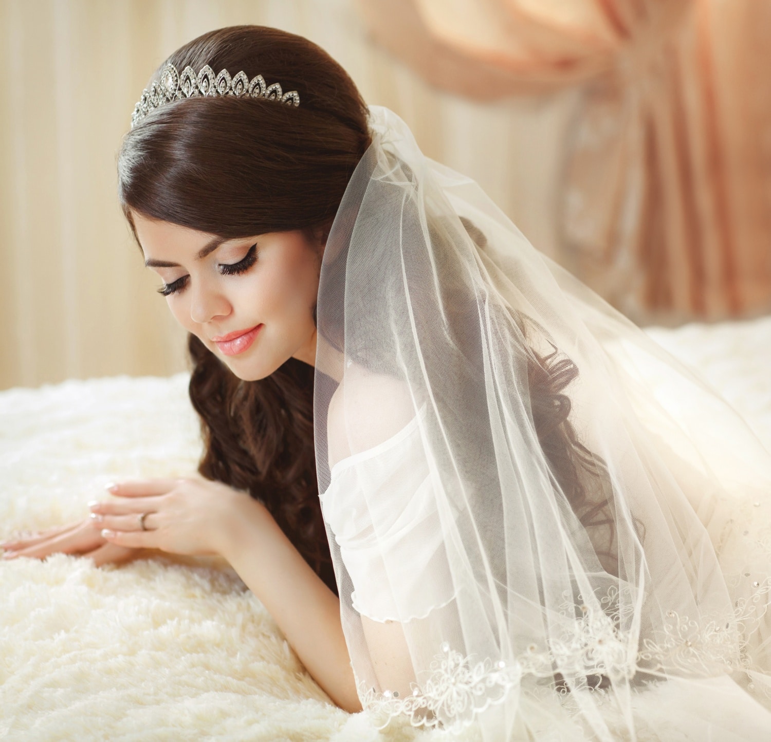 Káprázatos fátyolmegoldások menyasszonyoknak – így válaszd ki a megfelelőt!