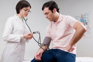 hogyan kell kezelni a magas vérnyomást fiatal férfiaknál éjszakai magas vérnyomás kezelés népi gyógymódokkal