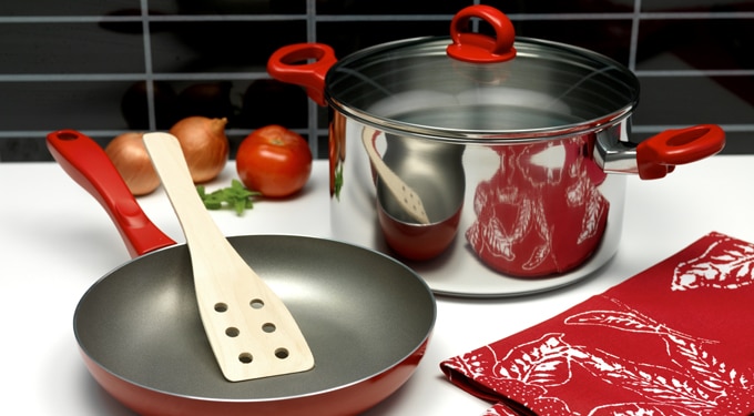 Szilikon, kerámia bevonatú, mázatlan, nemesacél és wok edény a konyhában ‒ Így ápold őket!