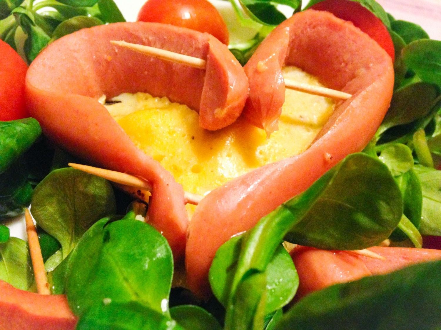 Szívecske virsli tojással töltve – salátaágyon
