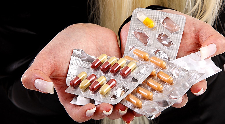 Torokfájás és húgyúti kín: mikor van szükséged antibiotikumra, s mikor nincs?