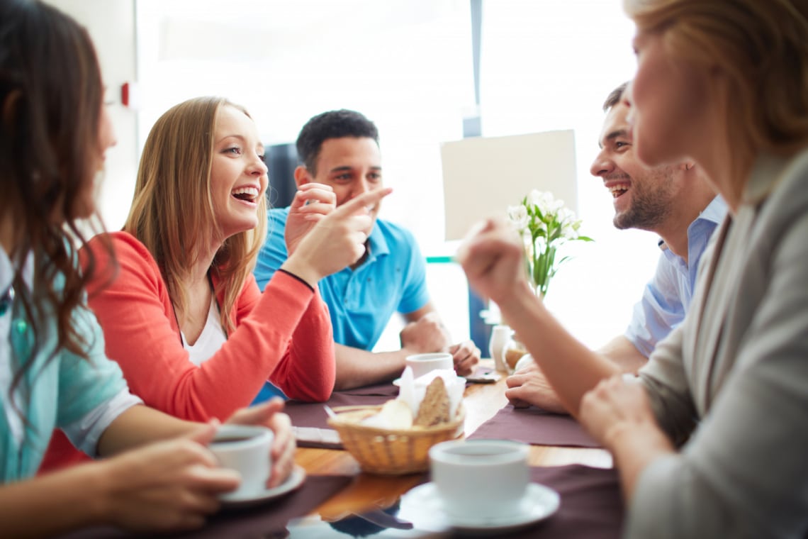 3 tudományos módszer arra, hogy könnyen beszélgetést kezdeményezz egy új társaságban