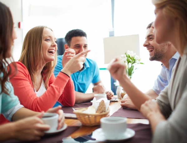 3 tudományos módszer arra, hogy könnyen beszélgetést kezdeményezz egy új társaságban