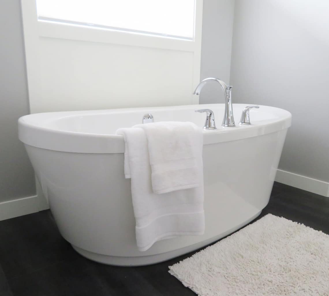 5 olcsó megoldás a fürdőszoba csillogó takarításához