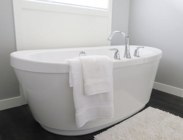 5 olcsó megoldás a fürdőszoba csillogó takarításához
