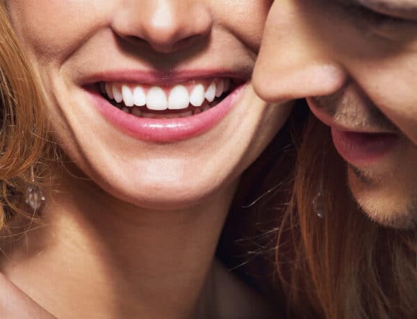 8 házi fogfehérítő trükk, amellyel néhány árnyalatot világosíthatsz fogaidon