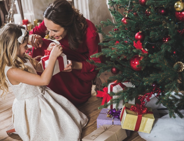 A legszuperebb karácsonyi ajándékok iskolás gyerekeknek, amiknek a szülő is örül