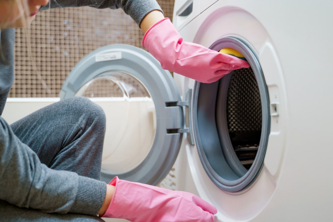 Büdösek a frissen mosott ruhák? Így tisztíthatod ki a mosógéped