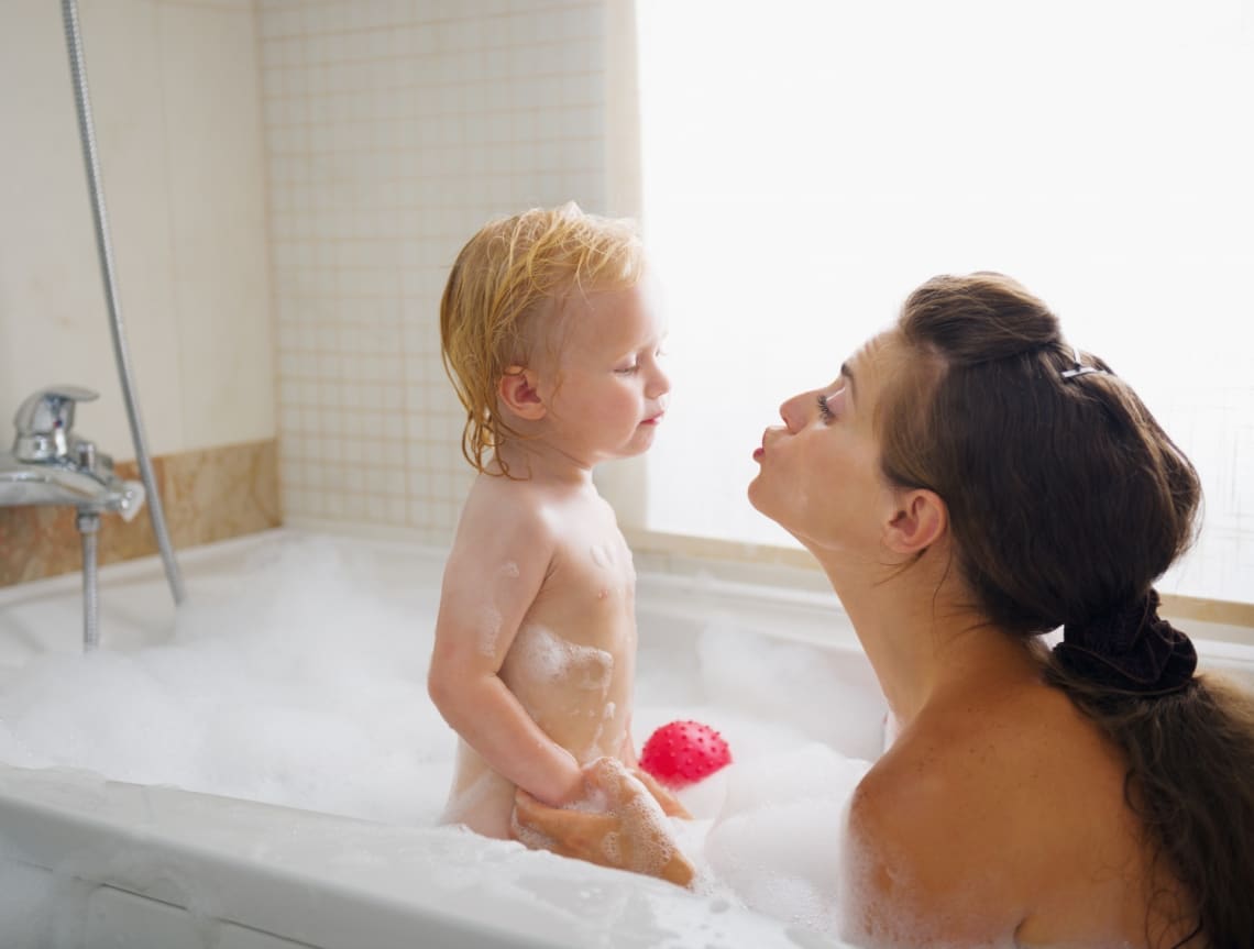 Egy kádban fürdőzöl a babával? Elmondjuk, mi a szakemberek véleménye erről
