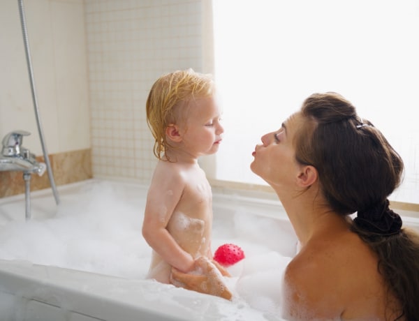 Egy kádban fürdőzöl a babával? Elmondjuk, mi a szakemberek véleménye erről