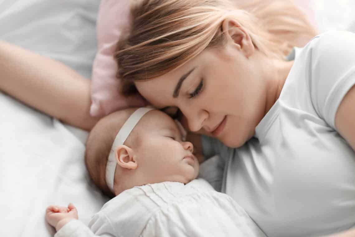 Együttalvás az újszülöttel: tényleg veszélyes, vagy segíti a kötődést?