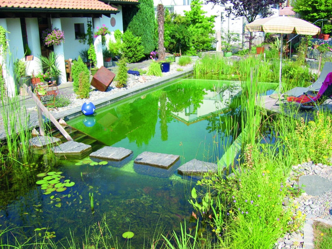 Csobbanás a saját kertedben: 12 inspiráció természetes stílusú medencére