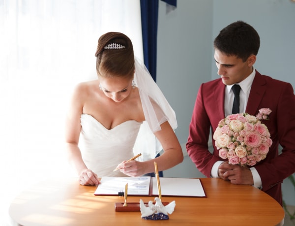 Házasság utáni névváltoztatás: csodás tradíció, vagy felesleges papírmunka?