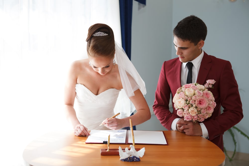 Házasság utáni névváltoztatás: csodás tradíció, vagy felesleges papírmunka?