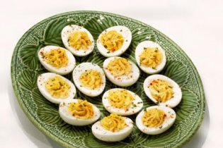 Húsvét: Fűszeres csirkével töltött tojás