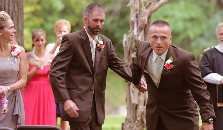 Megható képek a nem mindennapi esküvőről