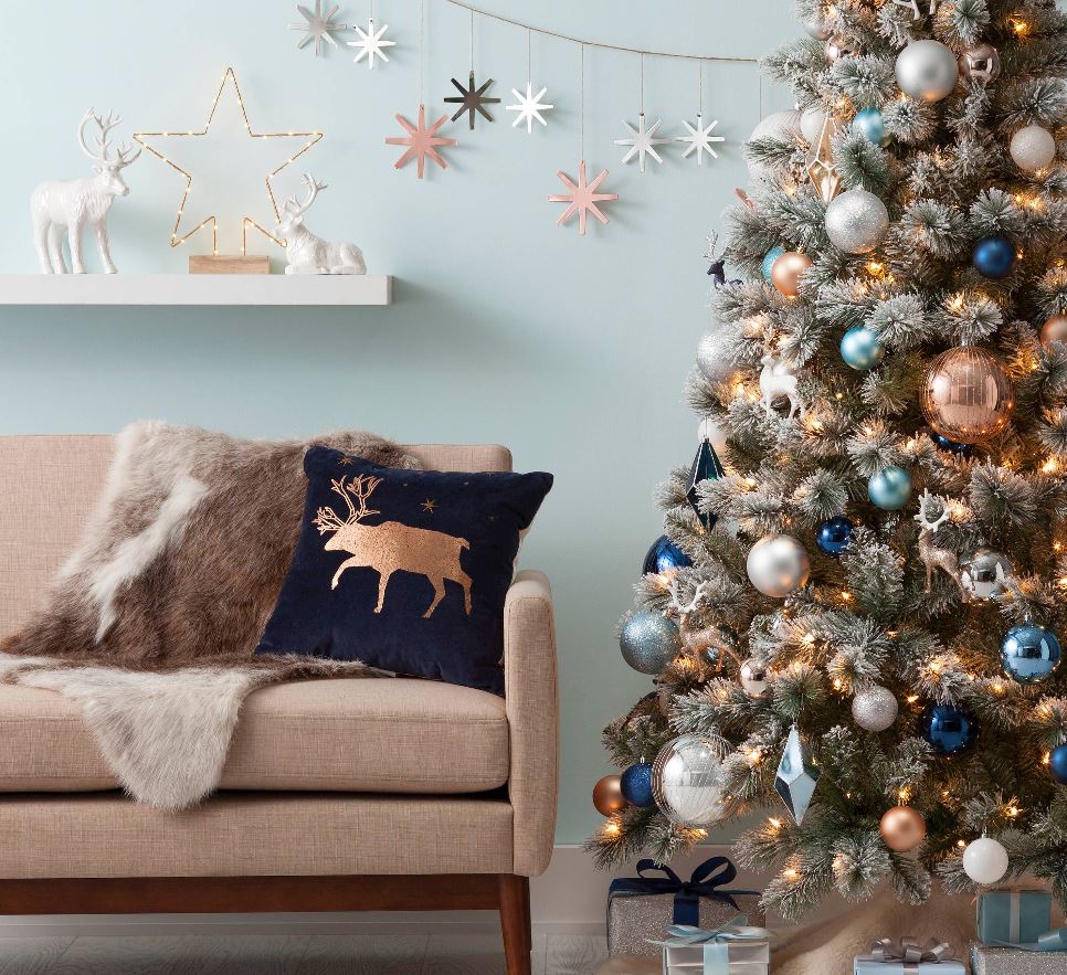 Különleges színekben pompáznak ezek a karácsonyfák – Idén te is megújítod a hagyományokat?