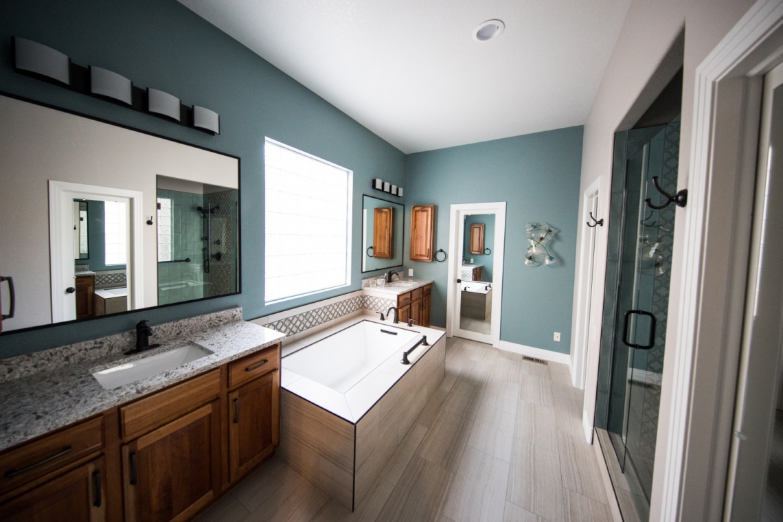 Nem csak a fehér lehet opció: a 9 legszebb szín aprócska fürdőszobákhoz