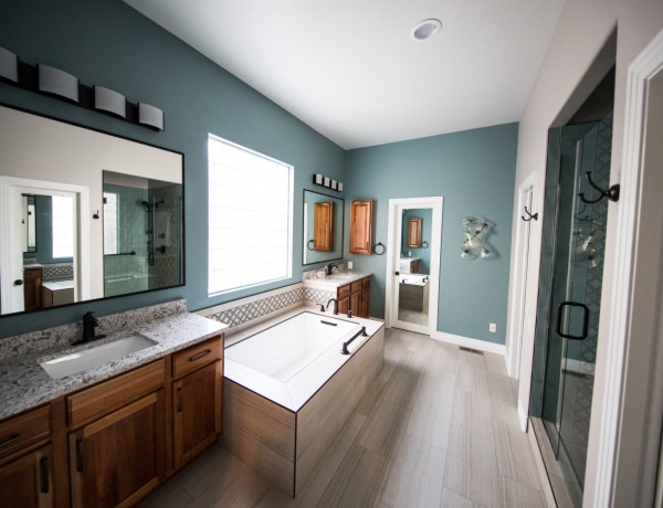 Nem csak a fehér lehet opció: a 9 legszebb szín aprócska fürdőszobákhoz