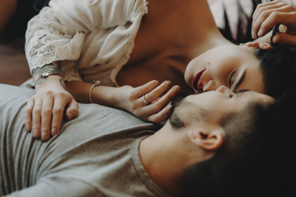 5 dolog, amiért a férfiak a legjobb kapcsolatot egy olyan nővel élik át, aki „túlságosan szeret”