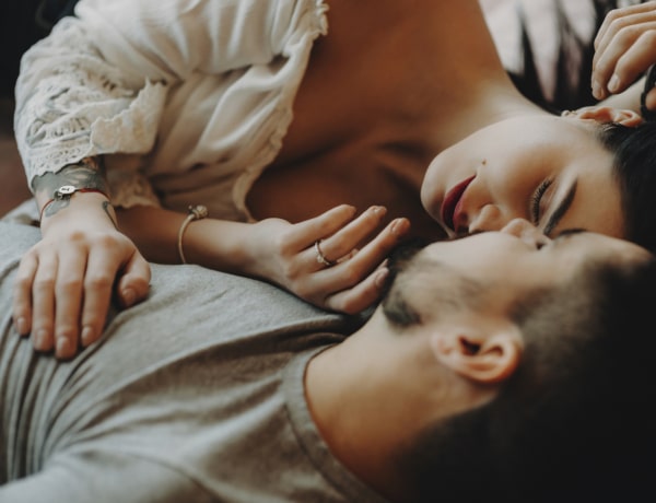 5 dolog, amiért a férfiak a legjobb kapcsolatot egy olyan nővel élik át, aki „túlságosan szeret”