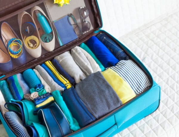 Így pakolj a bőröndödbe, hogy még több ruhát el tudj csomagolni