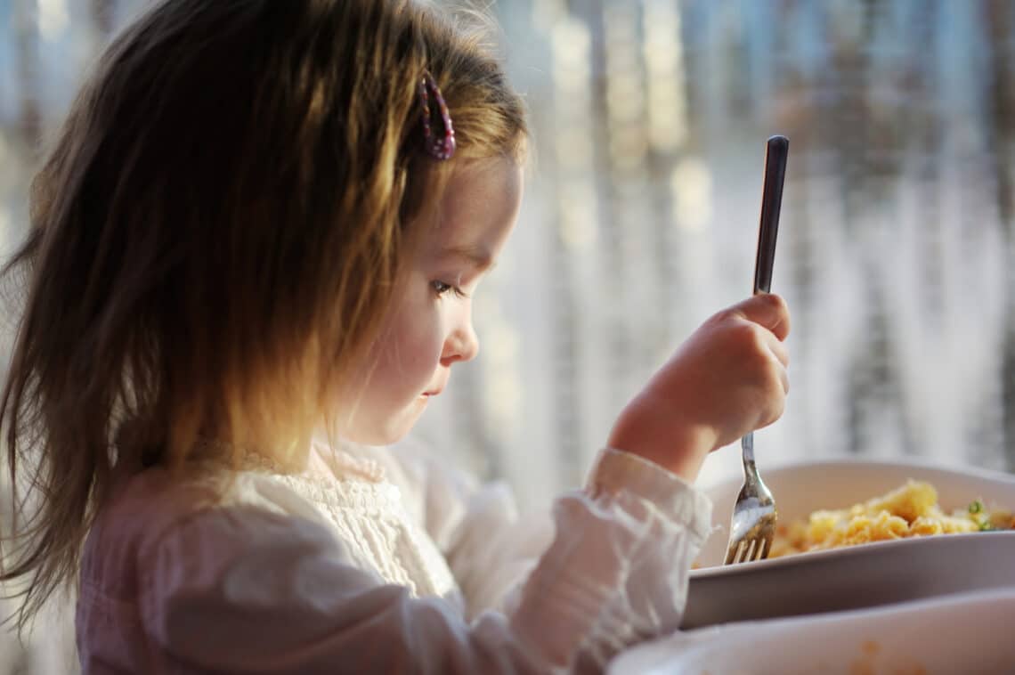 4 mondat, ami evészavart okozhat a gyerekednél – ezért kell kerülni őket