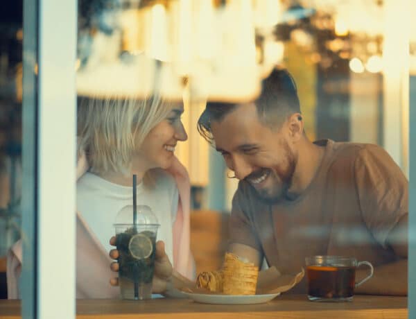 Séta, érintés, nevetés: 5 dolog, amit a boldog párok munka után tesznek