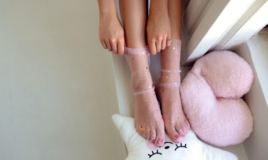 A szandál-zokni nagyon divatos – ezekkel az átlátszó zoknikkal (lelőhelyekkel)