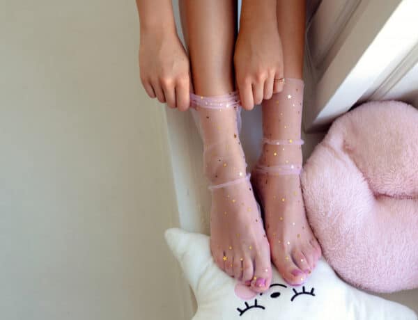 A szandál-zokni nagyon divatos – ezekkel az átlátszó zoknikkal (lelőhelyekkel)