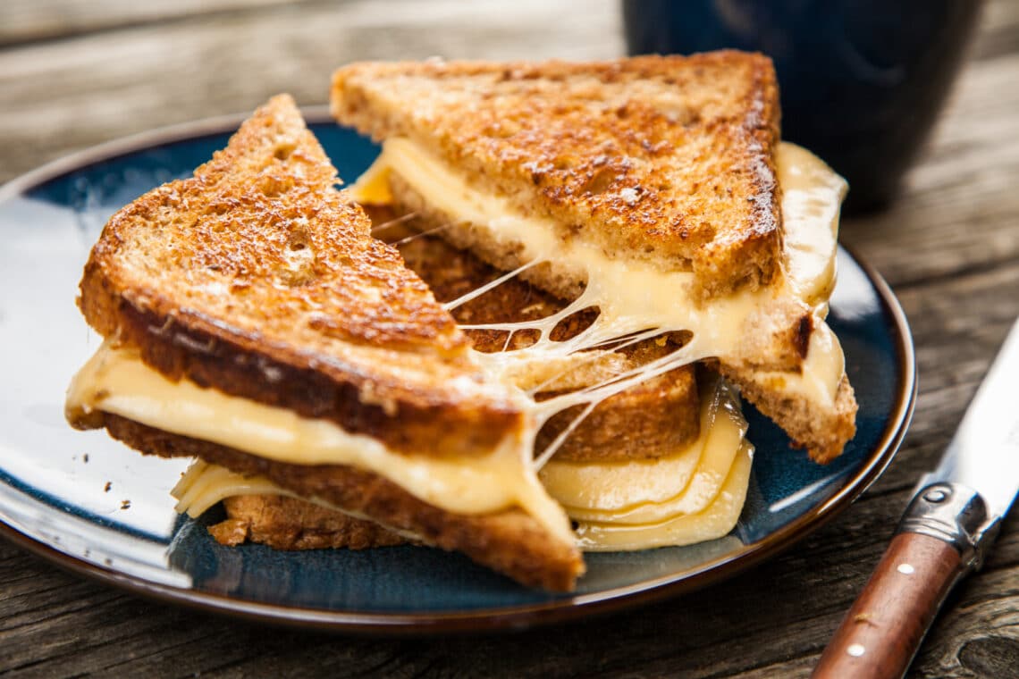 Egyszerű, gyors és megunhatatlan: a klasszikus grillezett sajtos szendvics, és a mesterszakácsok verziója