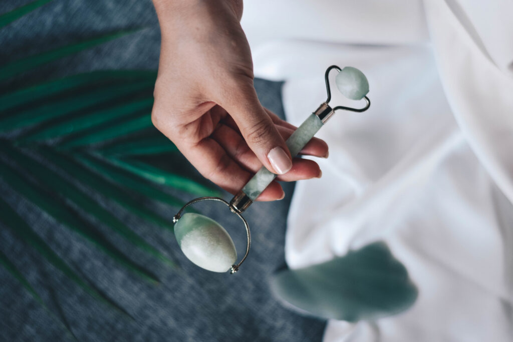 Instaőrület: lerántjuk a leplet a gua sha kőről és a jade rollerekről 