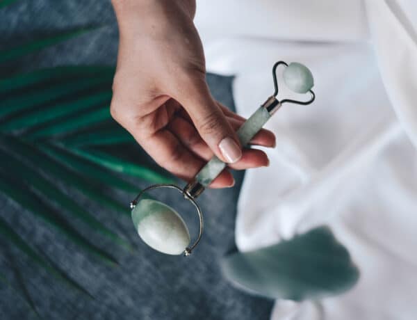 Instaőrület: lerántjuk a leplet a gua sha kőről és a jade rollerekről 