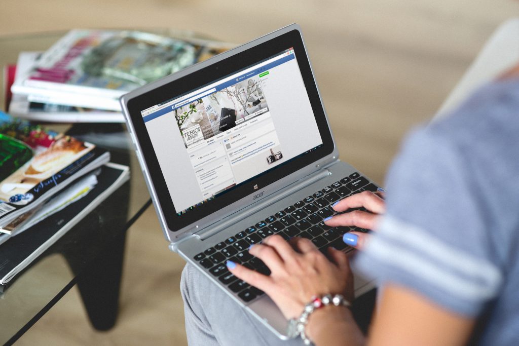 Börtönbe megy a koronavírussal viccelő blogger