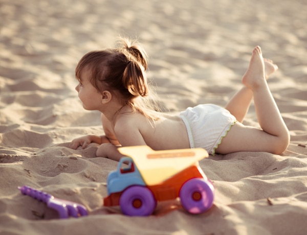 Felelőtlen az a szülő, aki meztelenül strandoltatja a gyereket?