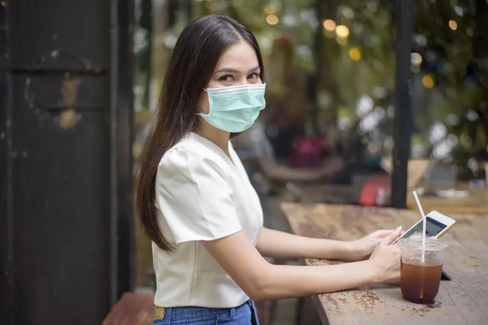 Ne tedd az étterem asztalára a maszkodat!