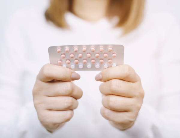 Mi történik, ha terhesen is szeded a fogamzásgátlót?