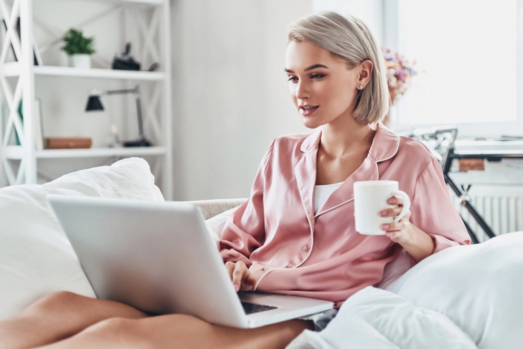 Az egész nap pizsiben lebzselő típus