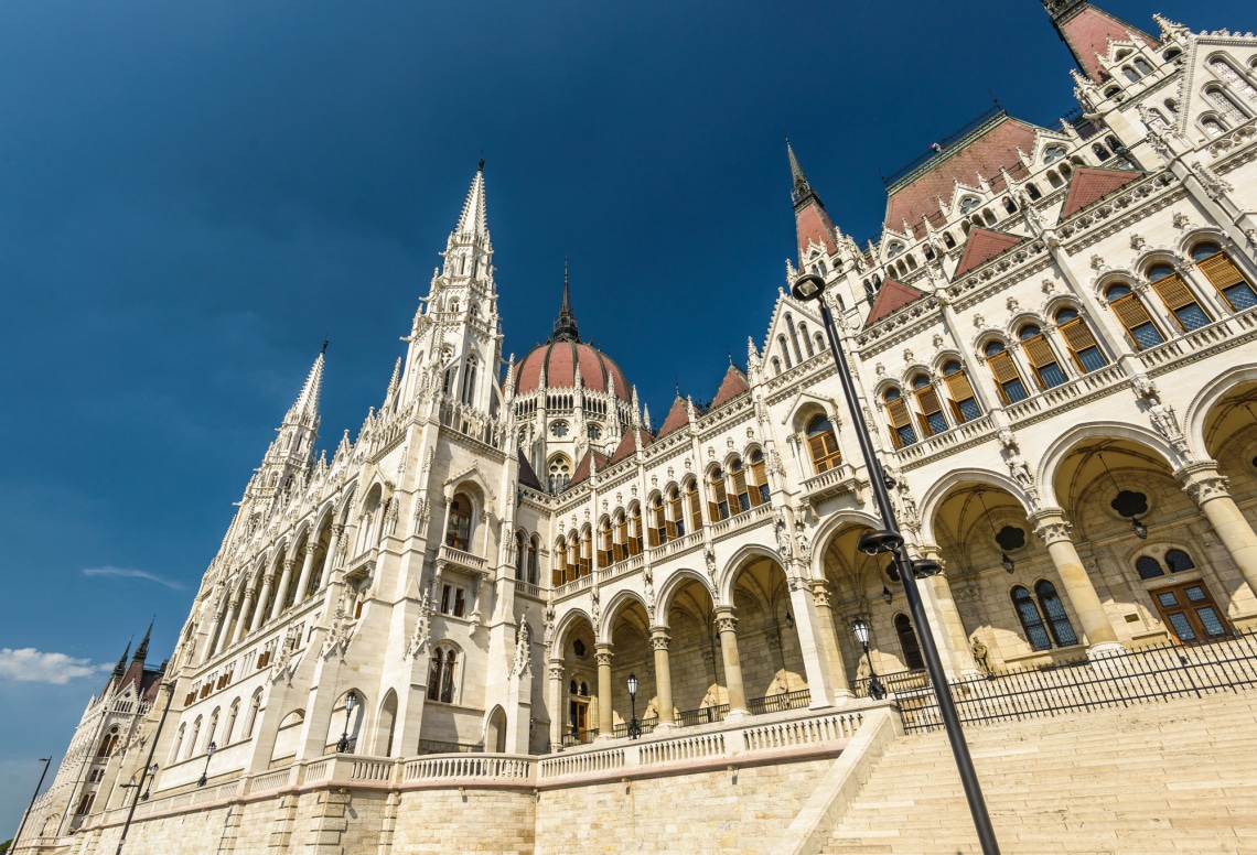 Tűzoltók a Parlament épülete előtt! Ez történt most
