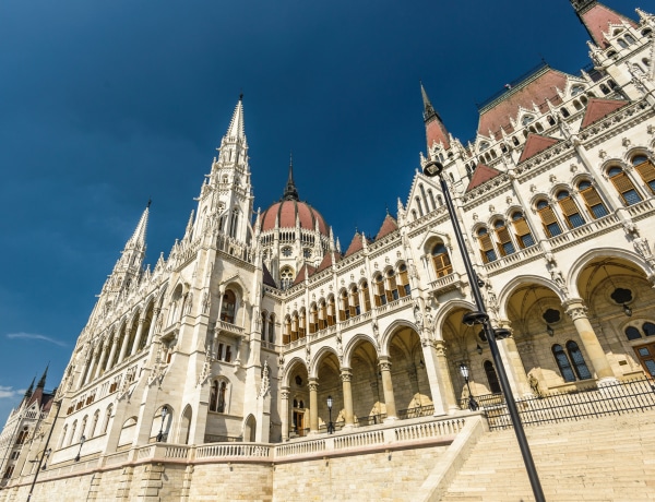 Tűzoltók a Parlament épülete előtt! Ez történt most